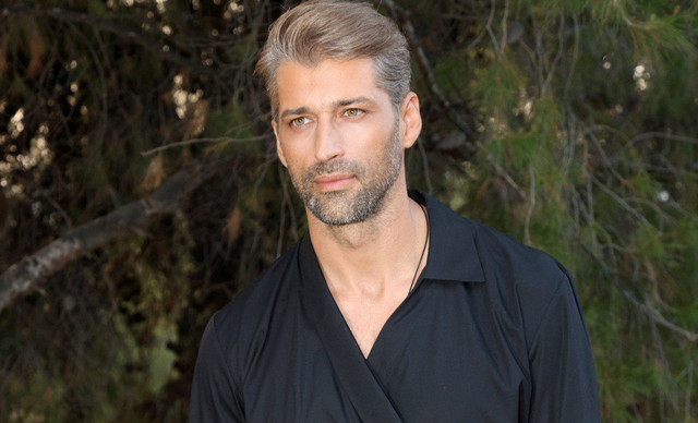 &Alpha;&lambda;έ&xi;&eta;&sigmaf; &Pi;&alpha;&pi;&pi;ά&sigmaf;: A&upsilon;&tau;ή &epsilon;ί&nu;&alpha;&iota; &eta; 24&chi;&rho;&omicron;&nu;&eta; &kappa;&alpha;&lambda;&lambda;&omicron;&nu;ή &sigma;ύ&nu;&tau;&rho;&omicron;&phi;ό&sigmaf; &tau;&omicron;&upsilon; (&Beta;&Iota;&Nu;&Tau;&Epsilon;&Omicron;)