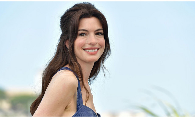&Mu;&alpha;ύ&rho;&omicron;&iota; &kappa;ύ&kappa;&lambda;&omicron;&iota; &kappa;ά&tau;&omega; &alpha;&pi;ό &tau;&alpha; &mu;ά&tau;&iota;&alpha;: &Tau;&alpha; tips &tau;&eta;&sigmaf; facialist &tau;&eta;&sigmaf; Anne Hathaway &pi;&omicron;&upsilon; &kappa;ά&nu;&omicron;&upsilon;&nu; &tau;&eta; &delta;&iota;&alpha;&phi;&omicron;&rho;ά