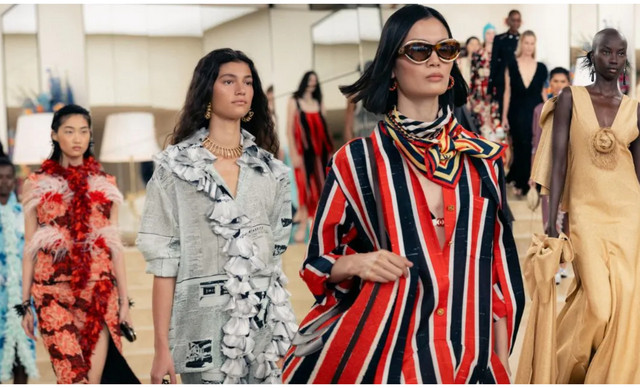Chanel Cruise: &Tau;&alpha; looks &tau;&omega;&nu; &kappa;&alpha;&lambda;&epsilon;&sigma;&mu;έ&nu;&omega;&nu; &sigma;&tau;&omicron; front row &pi;&omicron;&upsilon; έ&kappa;&lambda;&epsilon;&psi;&alpha;&nu; &tau;&eta;&nu; &pi;&alpha;&rho;ά&sigma;&tau;&alpha;&sigma;&eta;