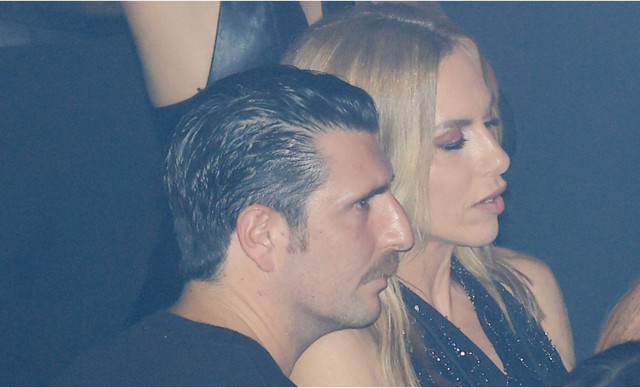 Full in love &eta; &Nu;&tau;&omicron;&rho;έ&tau;&tau;&alpha; &Pi;&alpha;&pi;&alpha;&delta;&eta;&mu;&eta;&tau;&rho;ί&omicron;&upsilon;: &Tau;&omicron; &pi;&rho;ώ&tau;&omicron; &delta;&eta;&mu;ό&sigma;&iota;&omicron; &phi;&iota;&lambda;ί &sigma;&tau;&omicron;&nu; &Gamma;&epsilon;&rho;&omicron;&nu;&tau;&iota;&delta;ά&kappa;&eta; &sigma;&tau;&eta; &Mu;ύ&kappa;&omicron;&nu;&omicron; (&Phi;&Omega;&Tau;&Omicron;)