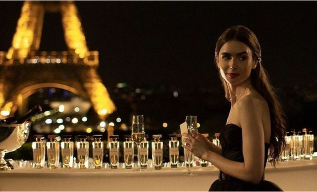 Emily in Paris: &Epsilon;ί&nu;&alpha;&iota; &epsilon;&pi;ί&sigma;&eta;&mu;&omicron;! &Xi;&epsilon;&kappa;&iota;&nu;ά&nu;&epsilon; &tau;&alpha; &gamma;&upsilon;&rho;ί&sigma;&mu;&alpha;&tau;&alpha; &tau;&omicron;&upsilon; έ&kappa;&tau;&omicron;&upsilon; &kappa;ύ&kappa;&lambda;&omicron;&upsilon; &sigma;&tau;&eta;&nu; &Epsilon;&lambda;&lambda;ά&delta;&alpha;