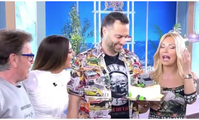 &Gamma;&epsilon;&nu;έ&theta;&lambda;&iota;&alpha; &gamma;&iota;&alpha; &tau;&omicron;&nu; &Kappa;ώ&sigma;&tau;&alpha; &Phi;&rho;&alpha;&gamma;&kappa;&omicron;&lambda;&iota;ά: &Eta; on air έ&kappa;&pi;&lambda;&eta;&xi;&eta; &kappa;&alpha;&iota; &eta; &eta;&lambda;&iota;&kappa;ί&alpha; &tau;&omicron;&upsilon;