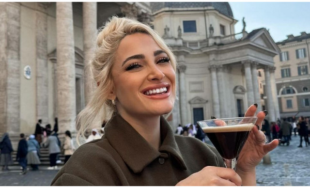 &Iota;&omega;ά&nu;&nu;&alpha; &Tau;&omicron;ύ&nu;&eta;: &Tau;&alpha;&xi;ί&delta;&iota; &ndash; &alpha;&sigma;&tau;&rho;&alpha;&pi;ή &gamma;&iota;&alpha; &tau;&eta;&nu; influencer! &Pi;&omicron;ύ &theta;&alpha; &pi;ά&epsilon;&iota; &kappa;&alpha;&iota; &pi;&omicron;&iota;&omicron;&sigmaf; &omicron; &lambda;ό&gamma;&omicron;&sigmaf;; (&Phi;&Omega;&Tau;&Omicron;)