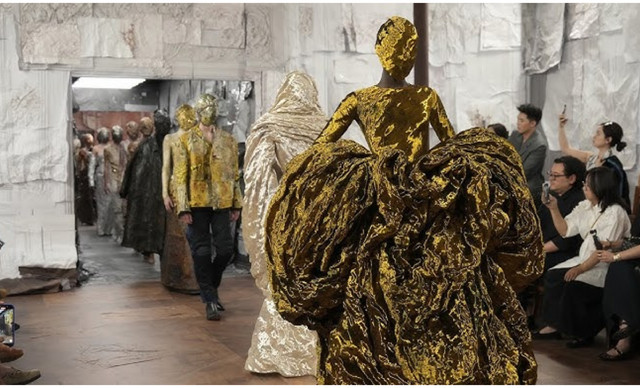 Maison Margiela F/W 2026: &Eta; &pi;&iota;&omicron; &mu;&upsilon;&sigma;&tau;&eta;&rho;&iota;ώ&delta;&eta;&sigmaf; &pi;&alpha;&sigma;&alpha;&rho;έ&lambda;&alpha; &tau;&eta;&sigmaf; &sigma;&epsilon;&zeta;ό&nu; &ndash; &Mu;&epsilon; &mu;ά&sigma;&kappa;&epsilon;&sigmaf; &sigma;&tau;&alpha; &pi;&rho;ό&sigma;&omega;&pi;&alpha; &tau;&alpha; &mu;&omicron;&nu;&tau;έ&lambda;&alpha;