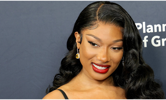 Megan Thee Stallion: &Mu;&epsilon;&tau;&alpha;&phi;έ&rho;&theta;&eta;&kappa;&epsilon; &epsilon;&kappa;&tau;ά&kappa;&tau;&omega;&sigmaf; &sigma;&tau;&omicron; &nu;&omicron;&sigma;&omicron;&kappa;&omicron;&mu;&epsilon;ί&omicron; &mu;&epsilon;&tau;ά &alpha;&pi;ό &alpha;&iota;&phi;&nu;ί&delta;&iota;&alpha; &alpha;&delta;&iota;&alpha;&theta;&epsilon;&sigma;ί&alpha; &sigma;&tau;&eta; &sigma;&kappa;&eta;&nu;ή