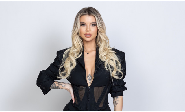 Modern Cinderella: &Alpha;&pi;&omicron;&kappa;ά&lambda;&upsilon;&psi;&epsilon; &pi;&omicron;&iota;&omicron;&sigmaf; &epsilon;ί&nu;&alpha;&iota; &omicron; &mu;&epsilon;&gamma;&alpha;&lambda;ύ&tau;&epsilon;&rho;&omicron;&sigmaf; &phi;ό&beta;&omicron;&sigmaf; &tau;&eta;&sigmaf; &zeta;&omega;ή&sigmaf; &tau;&eta;&sigmaf;