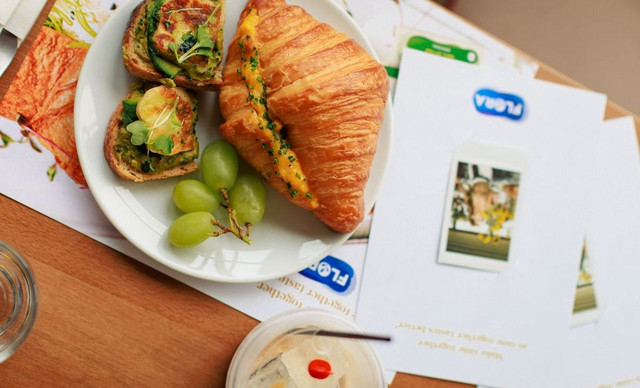 &Xi;&epsilon;&chi;&omega;&rho;&iota;&sigma;&tau;ό Flora brunch &sigma;&tau;&eta;&nu; &kappa;&alpha;&rho;&delta;&iota;ά &tau;&eta;&sigmaf; &Lambda;&epsilon;&upsilon;&kappa;&omega;&sigma;ί&alpha;&sigmaf;