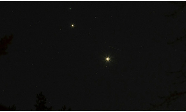 &Tau;&iota; &kappa;&rho;ύ&beta;&epsilon;&tau;&alpha;&iota; &pi;ί&sigma;&omega; &alpha;&pi;ό &tau;&omicron; &phi;&omega;&tau;&epsilon;&iota;&nu;ό&tau;&epsilon;&rho;&omicron; &alpha;&sigma;&tau;έ&rho;&iota; &pi;&omicron;&upsilon; &beta;&lambda;έ&pi;&omicron;&upsilon;&mu;&epsilon; &kappa;ά&theta;&epsilon; &beta;&rho;ά&delta;&upsilon; &sigma;&tau;&omicron;&nu; &omicron;&upsilon;&rho;&alpha;&nu;ό