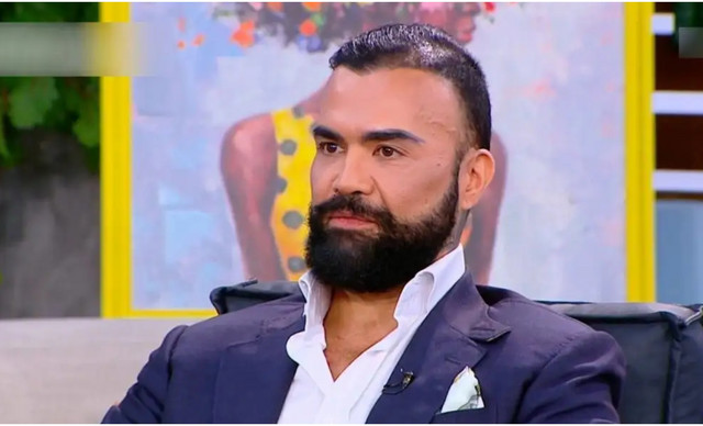 &Pi;&epsilon;&rho;&iota;&kappa;&lambda;ή&sigmaf; &Kappa;&omicron;&nu;&delta;&upsilon;&lambda;ά&tau;&omicron;&sigmaf;: &laquo;&Epsilon;ί&mu;&alpha;&iota; &sigma;&epsilon; &sigma;&chi;έ&sigma;&eta; &mu;&epsilon; &alpha;&upsilon;&tau;ή &tau;&eta;&nu; &kappa;&omicron;&pi;έ&lambda;&alpha; &epsilon;&delta;ώ &chi;&rho;ό&nu;&iota;&alpha;&raquo; &ndash; A&upsilon;&tau;ή &epsilon;ί&nu;&alpha;&iota; &eta; &sigma;ύ&nu;&tau;&rho;&omicron;&phi;ό&sigmaf; &tau;&omicron;&upsilon; (&Phi;&Omega;&Tau;&Omicron;)