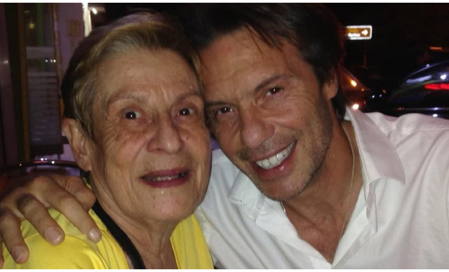 &Sigma;&tau;&rho;ά&tau;&omicron;&sigmaf; &Tau;&zeta;ώ&rho;&tau;&zeta;&omicron;&gamma;&lambda;&omicron;&upsilon;: &laquo;&Mu;ά&nu;&alpha; &mu;&omicron;&upsilon;&hellip; &sigma;ή&mu;&epsilon;&rho;&alpha; &xi;&alpha;&nu;&alpha;&gamma;&epsilon;&nu;&nu;ή&theta;&eta;&kappa;&alpha;&raquo;