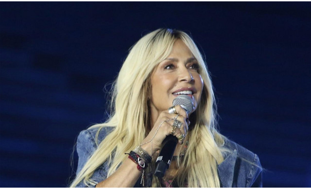 Ά&nu;&nu;&alpha; &Beta;ί&sigma;&sigma;&eta;: &Alpha;&upsilon;&tau;ό&nu; &tau;&omicron;&nu; &epsilon;&xi;&omega;&tau;&iota;&kappa;ό &pi;&rho;&omicron;&omicron;&rho;&iota;&sigma;&mu;ό &epsilon;&pi;έ&lambda;&epsilon;&xi;&epsilon; &gamma;&iota;&alpha; &tau;&iota;&sigmaf; &delta;&iota;&alpha;&kappa;&omicron;&pi;έ&sigmaf; &tau;&eta;&sigmaf; (&Phi;&Omega;&Tau;&Omicron;)