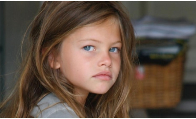 &Tau;hylane Blondeau: &Tau;&omicron; &laquo;&pi;&iota;&omicron; ό&mu;&omicron;&rho;&phi;&omicron; &kappa;&omicron;&rho;ί&tau;&sigma;&iota; &sigma;&tau;&omicron;&nu; &kappa;ό&sigma;&mu;&omicron;&raquo; έ&kappa;&lambda;&epsilon;&iota;&sigma;&epsilon; &tau;&alpha; 25 &ndash; Έ&tau;&sigma;&iota; &epsilon;ί&nu;&alpha;&iota; &sigma;ή&mu;&epsilon;&rho;&alpha; (&Phi;&Omega;&Tau;&Omicron;)