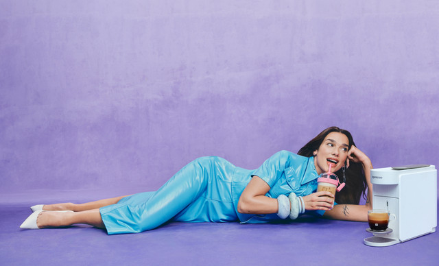 H Dua Lipa &mu;&alpha;&sigmaf; &kappa;&alpha;&lambda;&epsilon;ί &nu;&alpha; &alpha;&nu;&alpha;&kappa;&alpha;&lambda;ύ&psi;&omicron;&upsilon;&mu;&epsilon; &nu;έ&epsilon;&sigmaf; &epsilon;&mu;&pi;&epsilon;&iota;&rho;ί&epsilon;&sigmaf; &kappa;&alpha;&phi;έ &sigma;&tau;&eta;&nu; &tau;&epsilon;&lambda;&epsilon;&upsilon;&tau;&alpha;ί&alpha; &kappa;&alpha;&mu;&pi;ά&nu;&iota;&alpha; &tau;&eta;&sigmaf; Nespresso!