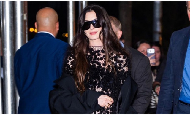 &Eta; Calvin Klein έ&nu;&tau;&upsilon;&sigma;&epsilon; &tau;&eta;&nu; Anne Hathaway &gamma;&iota;&alpha; &tau;&omicron; listening party &kappa;&alpha;&iota; &tau;&omicron