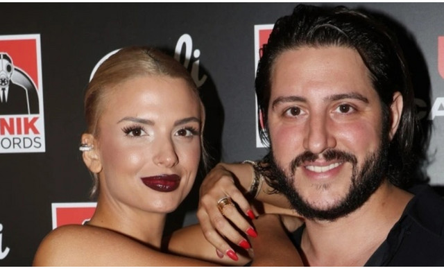 Full in love &eta; &Kappa;&alpha;&tau;&epsilon;&rho;ί&nu;&alpha; &Lambda;&iota;ό&lambda;&iota;&omicron;&upsilon;: O&iota; &gamma;&lambda;&upsilon;&kappa;έ&sigmaf; &epsilon;&upsilon;&chi;έ&sigmaf; &alpha;&pi;ό &tau;&omicron;&nu; &sigma;ύ&nu;&tau;&rho;&omicron;&phi;ό &tau;&eta;&sigmaf; &gamma;&iota;&alpha; &tau;&alpha; &gamma;&epsilon;&nu;έ&theta;&lambda;&iota;ά &tau;&eta;&sigmaf; (&Phi;&Omega;&Tau;&Omicron;)