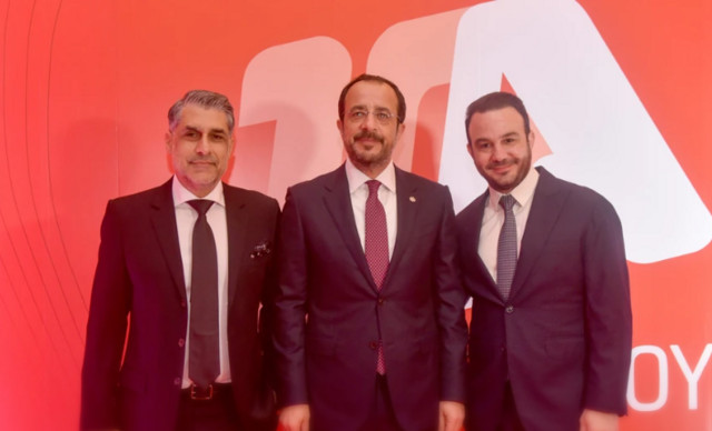 &Tau;&alpha; &lambda;ό&gamma;&iota;&alpha; &tau;&omicron;&upsilon; &Pi;&rho;&omicron;έ&delta;&rho;&omicron;&upsilon; &tau;&eta;&sigmaf; &Delta;&eta;&mu;&omicron;&kappa;&rho;&alpha;&tau;ί&alpha;&sigmaf; &kappa;&alpha;&iota; &eta; &alpha;&nu;ά&rho;&tau;&eta;&sigma;&eta; &gamma;&iota;&alpha; &tau;&alpha; &ldquo;10 &chi;&rho;ό&nu;&iota;&alpha; Alpha &Kappa;ύ&pi;&rho;&omicron;&upsilon;&rdquo;