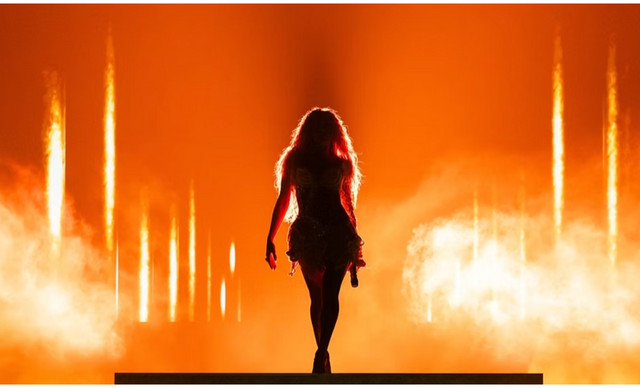 Antigoni: Έ&beta;&alpha;&lambda;&epsilon; &phi;&omega;&tau;&iota;ά &sigma;&tau;&eta; &sigma;&kappa;&eta;&nu;ή &tau;&eta;&sigmaf; Eurovision &ndash; &Omicron;&iota; &pi;&rho;ώ&tau;&epsilon;&sigmaf; &epsilon;&iota;&kappa;ό&nu;&epsilon;&sigmaf; &alpha;&pi;ό &tau;&eta;&nu; &pi;&rho;ό&beta;&alpha;