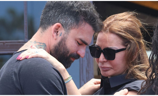 &Kappa;&eta;&delta;&epsilon;ί&alpha; &Mu;&alpha;&sigma;&tau;&rho;&omicron;&kappa;ώ&sigma;&tau;&alpha;: &laquo;&Lambda;ύ&gamma;&iota;&sigma;&epsilon;&raquo; &eta; &Mu;&alpha;&rho;ί&alpha; &Kappa;&alpha;&lambda;ά&beta;&rho;&iota;&alpha; &sigma;&tau;&eta;&nu; &alpha;&gamma;&kappa;&alpha;&lambda;&iota;ά &tau;&omicron;&upsilon; &Alpha;&lambda;&epsilon;&xi;ά&nu;&delta;&rho;&omicron;&upsilon; (&Phi;&Omega;&Tau;&Omicron;)