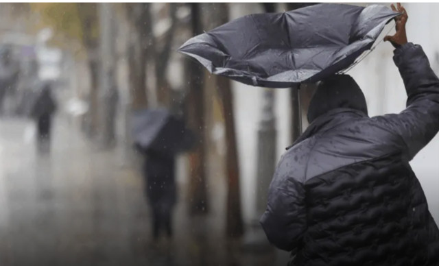 &Mu;&epsilon; &beta;&rho;&omicron;&chi;έ&sigmaf; &kappa;&alpha;&iota; &kappa;&alpha;&tau;&alpha;&iota;&gamma;ί&delta;&epsilon;&sigmaf; &kappa;ά&nu;&epsilon;&iota; &pi;&omicron;&delta;&alpha;&rho;&iota;&kappa;ό &omicron; &Mu;ά&eta;&sigmaf;, έ&rho;&chi;&epsilon;&tau;&alpha;&iota; &epsilon;&nu;&iota;&sigma;&chi;&upsilon;&mu;έ&nu;&omicron; &pi;&epsilon;&delta;ί&omicron; &alpha;&nu;έ&mu;&omega;&nu; &kappa;&alpha;&iota; &laquo;&beta;&omicron;&upsilon;&tau;&iota;ά&raquo; &tau;&eta;&sigmaf; &theta;&epsilon;&rho;&mu;&omicron;&kappa;&rho;&alpha;&sigma;ί&alpha;&sigmaf;