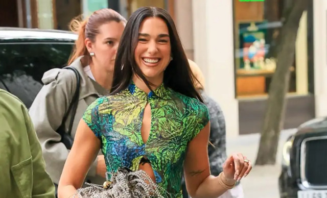 Dua Lipa: Κατάφερε να βάλει όλα τα hot trends της σεζόν σε ένα μόνο φόρεμα