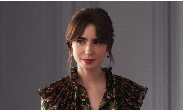 &ldquo;Emily in Paris&rdquo;: &Pi;έ&theta;&alpha;&nu;&epsilon; &eta;&theta;&omicron;&pi;&omicron;&iota;ό&sigmaf; &tau;&eta;&sigmaf; &sigma;&epsilon;&iota;&rho;ά&sigmaf; &mu;&epsilon;&tau;ά &alpha;&pi;ό &mu;ά&chi;&eta; &mu;&epsilon; &tau;&eta; &nu;ό&sigma;&omicron; ALS (&Phi;&Omega;&Tau;&Omicron;)