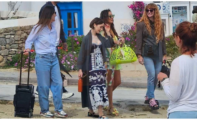&Lambda;ί&lambda;&iota; &Kappa;ό&lambda;&iota;&nu;&sigmaf;: &Sigma;&tau;&eta; &Mu;ύ&kappa;&omicron;&nu;&omicron; &gamma;&iota;&alpha; &gamma;&upsilon;&rho;ί&sigma;&mu;&alpha;&tau;&alpha; &tau;&omicron;&upsilon; &ldquo;Emily in Paris&rdquo; &ndash; &Omicron;&iota; &phi;&omega;&tau;&omicron;&gamma;&rho;&alpha;&phi;ί&epsilon;&sigmaf; &pi;&omicron;&upsilon; &kappa;&upsilon;&kappa;&lambda;&omicron;&phi;ό&rho;&eta;&sigma;&alpha;&nu;