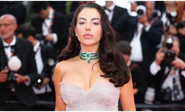&laquo;&Sigma;ά&rho;&omega;&sigma;&epsilon;&raquo; &sigma;&tau;&iota;&sigmaf; &Kappa;ά&nu;&nu;&epsilon;&sigmaf; &eta; &sigma;ύ&zeta;&upsilon;&gamma;&omicron;&sigmaf; &tau;&omicron;&upsilon; &Rho;&omicron;&nu;ά&lambda;&nu;&tau;&omicron;, &Tau;&zeta;&omicron;&rho;&tau;&zeta;ί&nu;&alpha; &Rho;&omicron;&nu;&tau;&rho;ί&gamma;&kappa;&epsilon;&zeta;, &mu;&epsilon; &tau;&omicron; &kappa;&omicron;&lambda;&iota;έ &tau;&omega;&nu; 300 &kappa;&alpha;&rho;&alpha;&tau;ί&omega;&nu;