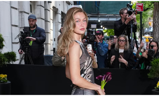 Gigi Hadid: &Pi;ώ&sigmaf; &delta;&eta;&mu;&iota;&omicron;&upsilon;&rho;&gamma;ή&theta;&eta;&kappa;&epsilon; &tau;&omicron; &epsilon;&nu;&tau;&upsilon;&pi;&omega;&sigma;&iota;&alpha;&kappa;ό &phi;ό&rho;&epsilon;&mu;&alpha; &tau;&omicron;&upsilon; Met Gala &mu;έ&sigma;&alpha; &sigma;&epsilon; 48 ώ&rho;&epsilon;&sigmaf;