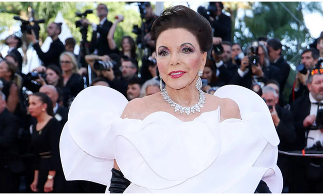 &Eta; 92&chi;&rho;&omicron;&nu;&eta; Joan Collins &laquo;έ&kappa;&lambda;&epsilon;&psi;&epsilon;&raquo; &tau;&iota;&sigmaf; &epsilon;&nu;&tau;&upsilon;&pi;ώ&sigma;&epsilon;&iota;&sigmaf; &sigma;&tau;&omicron; &Phi;&epsilon;&sigma;&tau;&iota;&beta;ά&lambda; &Kappa;&alpha;&nu;&nu;ώ&nu; &mu;&epsilon; &lambda;&epsilon;&upsilon;&kappa;ή &tau;&omicron;&upsilon;&alpha;&lambda;έ&tau;&alpha; (&Beta;&Iota;&Nu;&Tau;&Epsilon;&Omicron;)