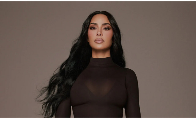 Kim Kardashian: &Sigma;ά&lambda;&omicron;&sigmaf; &gamma;&iota;&alpha; &tau;&eta;&nu; &epsilon;&tau;&alpha;&iota;&rho;ί&alpha; &tau;&eta;&sigmaf; &ndash; &Mu;&pi;&lambda;έ&chi;&tau;&eta;&kappa;&epsilon; &sigma;&epsilon; &upsilon;&pi;ό&theta;&epsilon;&sigma;&eta; &kappa;&omicron;&kappa;&alpha;ΐ&nu;&eta;&sigmaf; &epsilon;&kappa;&alpha;&tau;&omicron;&mu;&mu;&upsilon;&rho;ί&omega;&nu;
