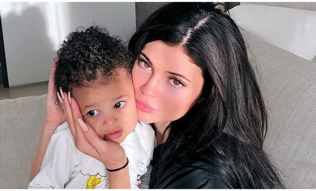 &Eta; &kappa;ό&rho;&eta; &tau;&eta;&sigmaf; Kylie Jenner &pi;&rho;&omega;&tau;&alpha;&gamma;&omega;&nu;&iota;&sigma;&tau;&epsilon;ί &sigma;&tau;&eta; &nu;έ&alpha; &tau;&eta;&sigmaf; &kappa;&alpha;&mu;&pi;ά&nu;&iota;&alpha; &ndash; &Eta; &alpha;&pi;ί&sigma;&tau;&epsilon;&upsilon;&tau;&eta; &omicron;&mu;&omicron;&iota;ό&tau;&eta;&tau;ά &tau;&omicron;&upsilon;&sigmaf;