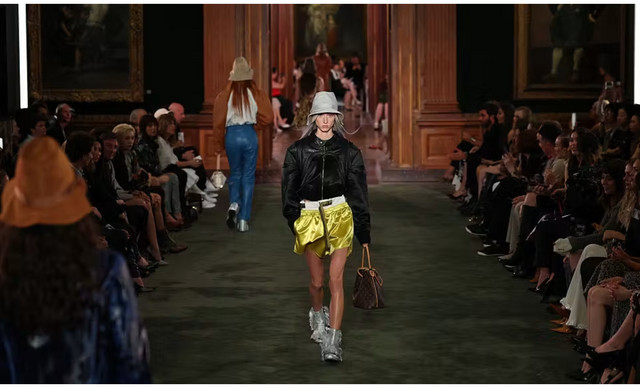 Louis Vuitton Cruise 2027: Όταν η γαλλική φινέτσα συνάντησε την αμερικανική pop κουλτούρα