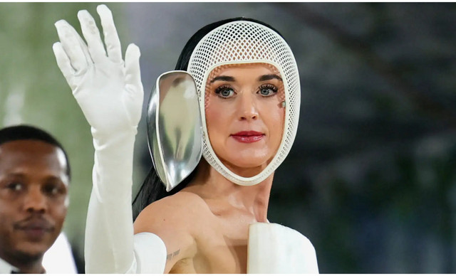 Katy Perry : &Eta; &alpha;&nu;&alpha;&tau;&rho;&epsilon;&pi;&tau;&iota;&kappa;ή &epsilon;&mu;&phi;ά&nu;&iota;&sigma;&eta; &mu;&epsilon; έ&xi;&iota; &delta;ά&chi;&tau;&upsilon;&lambda;&alpha;, &eta; &epsilon;&iota;&rho;&omega;&nu;ί&alpha; &kappa;&alpha;&iota; &omicron; &sigma;&upsilon;&mu;&beta;&omicron;&lambda;&iota;&sigma;&mu;ό&sigmaf; &sigma;&tau;&eta;&nu; &epsilon;&pi;&omicron;&chi;ή &tau;&omicron;&upsilon; &Alpha;&Iota;