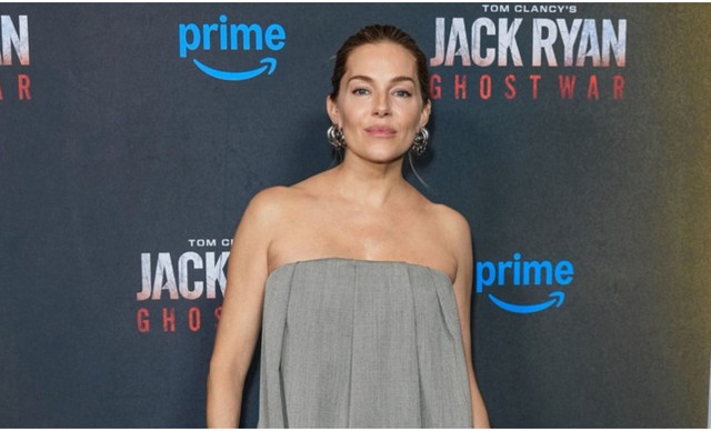 Sienna Miller: &Phi;ό&rho;&epsilon;&sigma;&epsilon; Calvin Klein Collection &sigma;&tau;&eta;&nu; &pi;&rho;&epsilon;&mu;&iota;έ&rho;&alpha; &tau;&omicron;&upsilon; &laquo;Jack Ryan: Ghost War&raquo; &sigma;&tau;&eta; &Nu;έ&alpha; &Upsilon;ό&rho;&kappa;&eta;