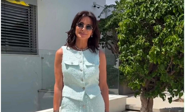 Ramona Filip: &laquo;Έ&kappa;&lambda;&epsilon;&psi;&epsilon;&raquo; &tau;&iota;&sigmaf; &epsilon;&nu;&tau;&upsilon;&pi;ώ&sigma;&epsilon;&iota;&sigmaf; &mu;&epsilon; total blue outfit &ndash; &Epsilon;ί&nu;&alpha;&iota; &alpha;&nu;&alpha;&mu;&phi;ί&beta;&omicron;&lambda;&alpha; &tau;&omicron; &chi;&rho;ώ&mu;&alpha; &tau;&eta;&sigmaf; &sigma;&epsilon;&zeta;ό&nu; (&Phi;&Omega;&Tau;&Omicron;)