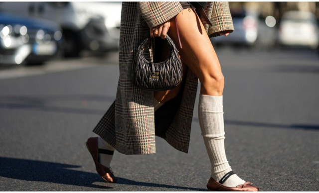 &Tau;&alpha; &rho;&omicron;&mu;&alpha;&nu;&tau;&iota;&kappa;ά flats &pi;&omicron;&upsilon; &epsilon;ί&nu;&alpha;&iota; &tau;&omicron; &alpha;&pi;ό&lambda;&upsilon;&tau;&omicron; trend &sigma;&tau;&omicron; street style