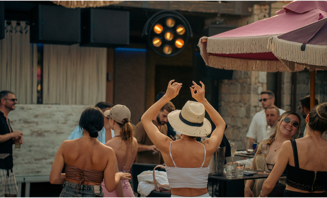 &Tau;&omicron; Columbia Sun &delta;ί&nu;&epsilon;&iota; &tau;&omicron;&nu; &rho;&upsilon;&theta;&mu;ό &sigma;&tau;&omicron; &pi;&rho;ώ&tau;&omicron; hot weekend &tau;&omicron;&upsilon; &kappa;&alpha;&lambda;&omicron;&kappa;&alpha;&iota;&rho;&iota;&omicron;ύ