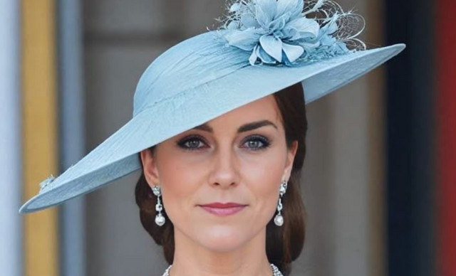 Kate Middleton: &Epsilon;&tau;&omicron;&iota;&mu;ά&zeta;&epsilon;&tau;&alpha;&iota; &gamma;&iota;&alpha; &tau;&omicron; &pi;&rho;ώ&tau;&omicron; &epsilon;&pi;ί&sigma;&eta;&mu;&omicron; &tau;&alpha;&xi;ί&delta;&iota; &mu;&epsilon;&tau;ά &tau;&eta; &mu;ά&chi;&eta; &mu;&epsilon; &tau;&omicron;&nu; &kappa;&alpha;&rho;&kappa;ί&nu;&omicron;