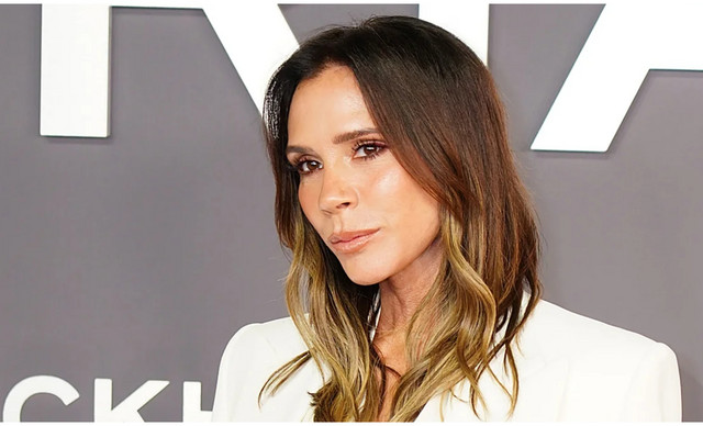 Victoria Beckham: &Alpha;&pi;&omicron;&kappa;ά&lambda;&upsilon;&psi;&epsilon; &tau;&omicron; &mu;&upsilon;&sigma;&tau;&iota;&kappa;ό &pi;ί&sigma;&omega; &alpha;&pi;ό &tau;&eta; &lambda;&alpha;&mu;&pi;&epsilon;&rho;ή &epsilon;&pi;&iota;&delta;&epsilon;&rho;&mu;ί&delta;&alpha; &tau;&eta;&sigmaf;