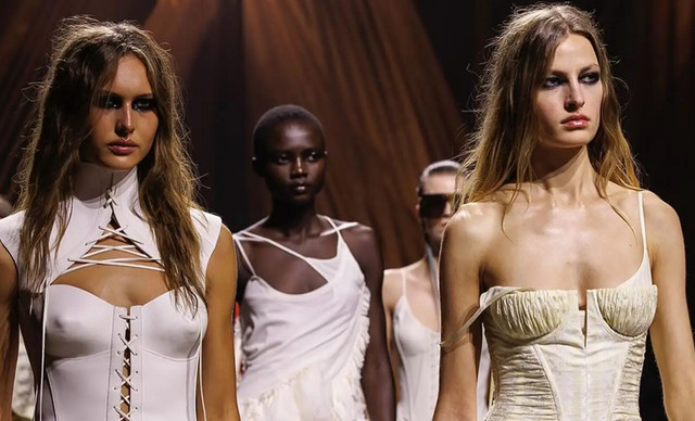 Alexander McQueen: &Eta; &mu;&epsilon;&gamma;ά&lambda;&eta; &epsilon;&pi;&iota;&sigma;&tau;&rho;&omicron;&phi;ή &sigma;&tau;&eta; &gamma;&epsilon;&nu;έ&tau;&epsilon;&iota;&rho;&alpha; &tau;&eta;&sigmaf; &delta;&eta;&mu;&iota;&omicron;&upsilon;&rho;&gamma;&iota;&kappa;ή&sigmaf; &tau;&omicron;&upsilon; &tau;&alpha;&upsilon;&tau;ό&tau;&eta;&tau;&alpha;&sigmaf;