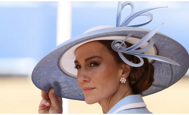 Kate Middleton: &Gamma;&iota;&alpha;&tau;ί &pi;&alpha;&rho;&alpha;&mu;έ&nu;&epsilon;&iota; έ&nu;&alpha; &alpha;&pi;ό &tau;&alpha; &pi;&iota;&omicron; &iota;&sigma;&chi;&upsilon;&rho;ά style icons &tau;&eta;&sigmaf; &epsilon;&pi;&omicron;&chi;ή&sigmaf;