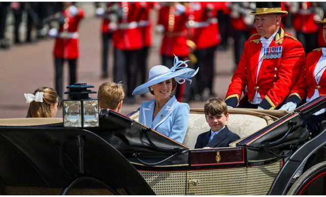Kate Middleton: &Eta; &epsilon;&mu;&phi;ά&nu;&iota;&sigma;&eta; &pi;&omicron;&upsilon; &laquo;έ&kappa;&lambda;&epsilon;&psi;&epsilon;&raquo; &tau;&eta;&nu; &pi;&alpha;&rho;ά&sigma;&tau;&alpha;&sigma;&eta; &sigma;&tau;&omicron; Trooping the Colour 2026