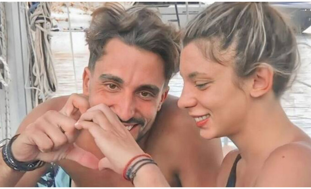 &Sigma;ά&kappa;&eta;&sigmaf; &Kappa;&alpha;&tau;&sigma;&omicron;ύ&lambda;&eta;&sigmaf;: &Eta; &tau;&rho;&upsilon;&phi;&epsilon;&rho;ή &phi;&omega;&tau;&omicron;&gamma;&rho;&alpha;&phi;ί&alpha; &mu;&epsilon; &tau;&eta; &Mu;&alpha;&rho;&iota;&alpha;&lambda;έ&nu;&alpha; &kappa;&alpha;&iota; &tau;&omicron;&nu; &nu;&epsilon;&omicron;&gamma;έ&nu;&nu;&eta;&tau;&omicron; &gamma;&iota;&omicron; &tau;&omicron;&upsilon;&sigmaf;