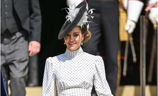 Kate Middleton: H &epsilon;&mu;&phi;ά&nu;&iota;&sigma;&eta; &tau;&eta;&sigmaf; &pi;&rho;&iota;&gamma;&kappa;ί&pi;&iota;&sigma;&sigma;&alpha;&sigmaf; &mu;&epsilon; &kappa;ό&kappa;&kappa;&iota;&nu;&omicron; &pi;&omicron;&upsilon;ά &phi;ό&rho;&epsilon;&mu;&alpha;&nbsp;&ndash; &Alpha;&upsilon;&tau;ό&nu; &tau;&omicron;&nu; &omicron;ί&kappa;&omicron; &tau;ί&mu;&eta;&sigma;&epsilon; (&Phi;&Omega;&Tau;&Omicron;)