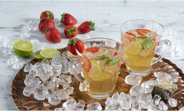 Έ&tau;&sigma;&iota; &theta;&alpha; &phi;&tau;&iota;ά&xi;&epsilon;&iota;&sigmaf; &tau;&omicron; &pi;&iota;&omicron; &nu;ό&sigma;&tau;&iota;&mu;&omicron; iced tea cocktail &mu;&epsilon; &phi;&rho;ά&omicron;&upsilon;&lambda;&epsilon;&sigmaf;