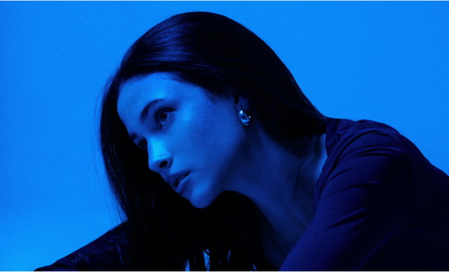 &Eta; Ciarae &kappa;&upsilon;&kappa;&lambda;&omicron;&phi;&omicron;&rho;&epsilon;ί &tau;&omicron; &pi;&rho;ώ&tau;&omicron; &tau;&eta;&sigmaf; single &kappa;&alpha;&iota; music video &laquo;This, That&raquo;