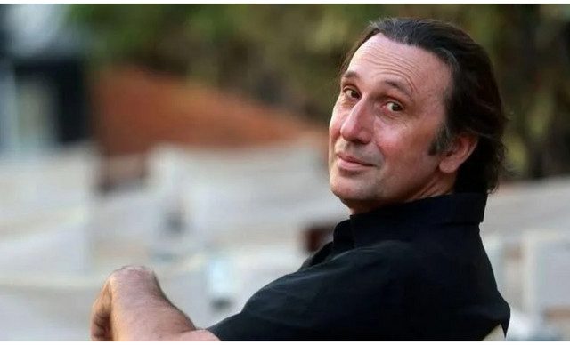 &Rho;έ&nu;&omicron;&sigmaf; &Chi;&alpha;&rho;&alpha;&lambda;&alpha;&mu;&pi;ί&delta;&eta;&sigmaf;: &laquo;&Nu;&omicron;&mu;ί&zeta;&omega; ό&tau;&iota; έ&chi;&omega; &tau;&omicron; &rho;&epsilon;&kappa;ό&rho; &tau;&omega;&nu; &ldquo;ό&chi;&iota;&rdquo; &sigma;&tau;&eta;&nu; &epsilon;&lambda;&lambda;&eta;&nu;&iota;&kappa;ή &tau;&eta;&lambda;&epsilon;ό&rho;&alpha;&sigma;&eta;&raquo;
