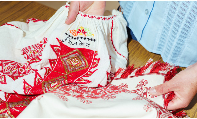 Embroidered Dialogues: Έ&nu;&alpha; &phi;&omicron;&upsilon;&lambda;ά&rho;&iota; &pi;&omicron;&upsilon; &gamma;&iota;&omicron;&rho;&tau;ά&zeta;&epsilon;&iota; &tau;&eta; &Rho;&omicron;&upsilon;&mu;&alpha;&nu;ί&alpha; &kappa;&alpha;&iota; &tau;&eta;&nu; &Kappa;ύ&pi;&rho;&omicron;