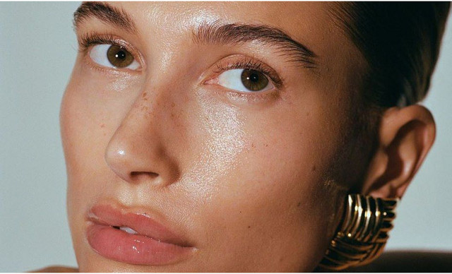 Lip Oils: &Eta; &nu;έ&alpha; &epsilon;&mu;&mu;&omicron;&nu;ή &omicron;&mu;&omicron;&rho;&phi;&iota;ά&sigmaf; &pi;&omicron;&upsilon; &chi;&alpha;&rho;ί&zeta;&epsilon;&iota; &kappa;&alpha;&lambda;&omicron;&kappa;&alpha;&iota;&rho;&iota;&nu;ή &lambda;ά&mu;&psi;&eta; &kappa;&alpha;&iota; &epsilon;&nu;&upsilon;&delta;ά&tau;&omega;&sigma;&eta; &sigma;&tau;&alpha; &chi;&epsilon;ί&lambda;&eta;