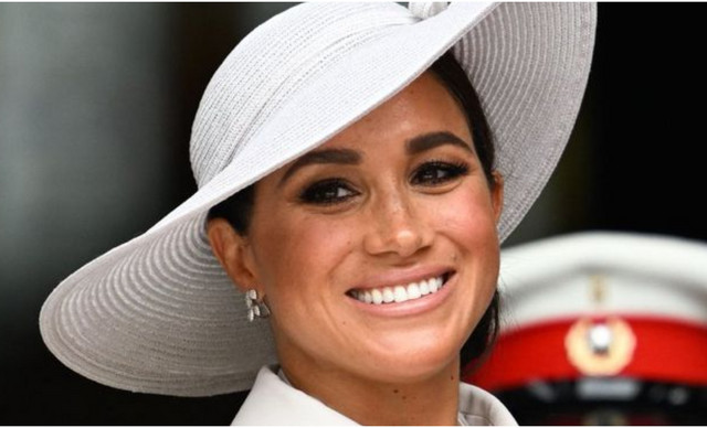 &Eta; Meghan Markle &mu;&omicron;&iota;&rho;ά&sigma;&tau;&eta;&kappa;&epsilon; &mu;&iota;&alpha; &sigma;&pi;ά&nu;&iota;&alpha; &phi;&omega;&tau;&omicron;&gamma;&rho;&alpha;&phi;ί&alpha; &tau;&omega;&nu; Archie &kappa;&alpha;&iota; Lilibet &alpha;&pi;ό &tau;&eta;&nu; &epsilon;&pi;ί&sigma;&kappa;&epsilon;&psi;ή &tau;&omicron;&upsilon;&sigmaf; &sigma;&tau;&omicron; &pi;&alpha;&iota;&delta;&iota;&kappa;ό &sigma;&pi;ί&tau;&iota; &tau;&eta;&sigmaf; Diana